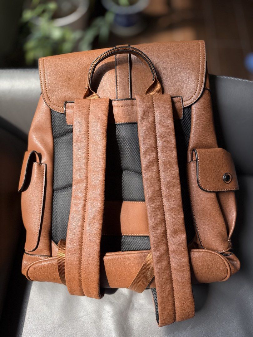 Backpack （分類：背包）位於 Hong Kong。 由 portage 提交（商品編號 1429006465，圖片 4）。簡介： •33 x 43 cm •Lap top compartment 筆電隔層。