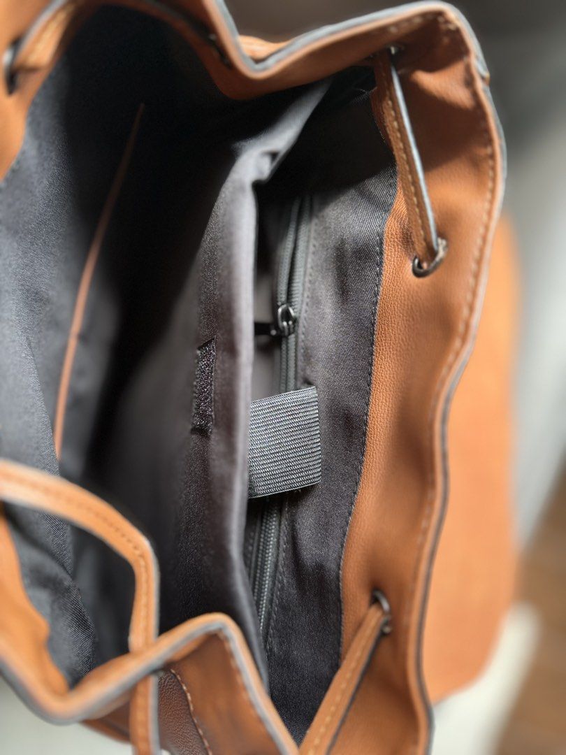 Backpack （分類：背包）位於 Hong Kong。 由 portage 提交（商品編號 1429006465，圖片 3）。簡介： •33 x 43 cm •Lap top compartment 筆電隔層。