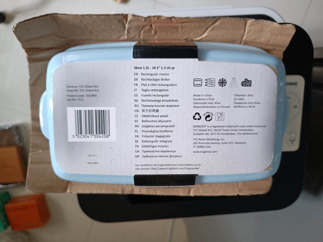 Berndes Rectangular Roaster Baking Dish （分類：烤盤）位於 Hong Kong。 由 yvryvr 提交（商品編號 1429002275，圖片 2）。簡介： Berndes rectangular roaster is perfect for baking. It measures 26cm x 18cm x 5.4cm (10.2" x 7.1" x 2.1") and has a 1.3L capacity. The dish is white with black handles and comes with its original packaging. It is suitable for oven use. Made in Germany.。