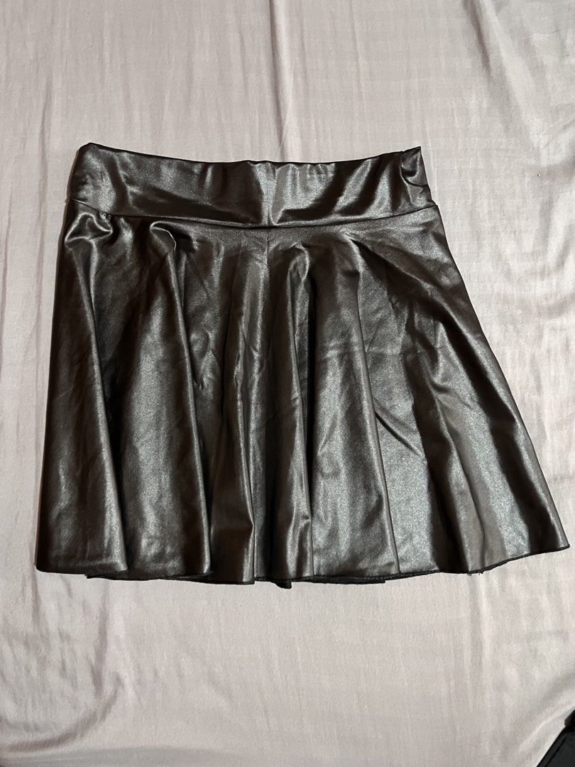 Black skirt (Category: Skirts) located in Quezon City. Submitted by arktx (Listing ID 1429008177, Image 1). Description: Size: 26 Length: 15 - S to M but medium on tag - Vgood condition - Never used and no issue .