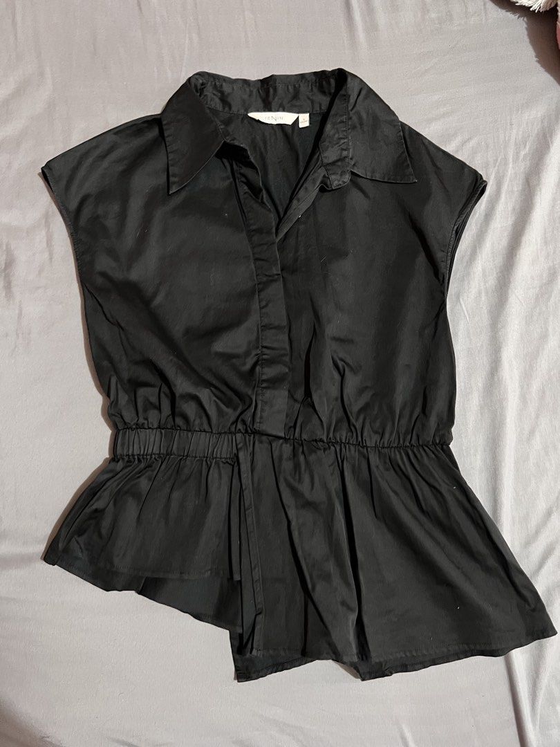 Black Sleeveless Top with Collar (Category: Sleeveless) located in Quezon City. Submitted by arktx (Listing ID 1429012888, Image 1). Description: - S to M - Lightly used - Good condition - No issue.
