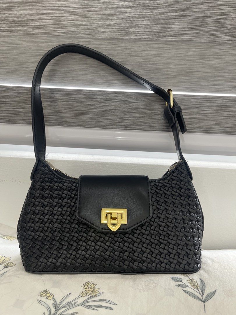 Black Woven Shoulder Bag (Category: Shoulder Bags) located in Marikina City. Submitted by lovlee (Listing ID 1429001003, Image 1). Description: .