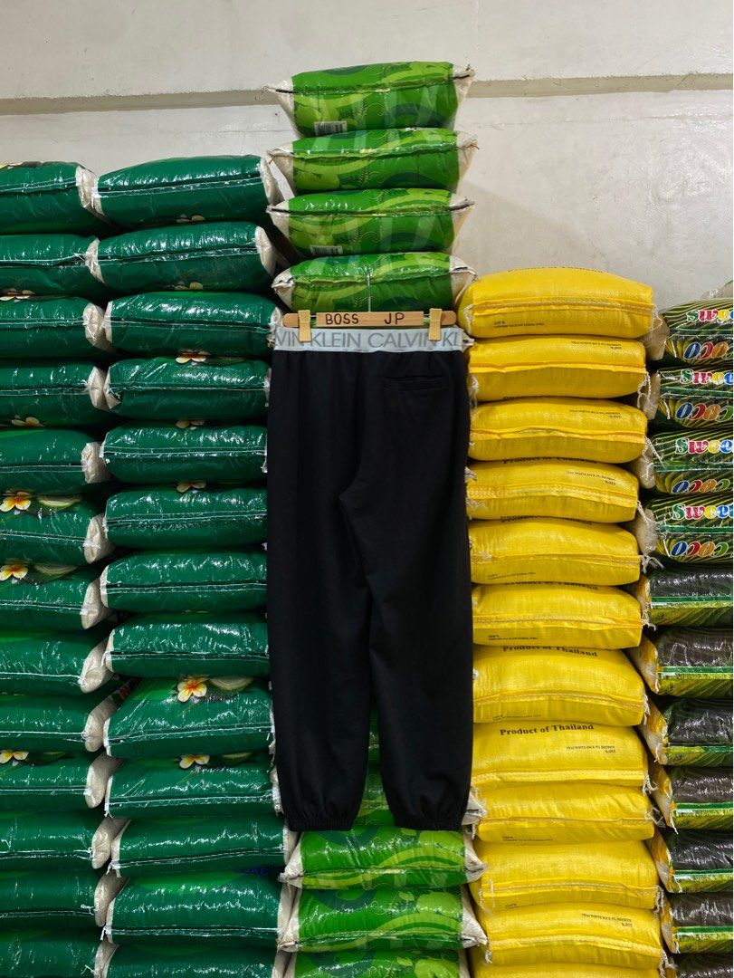 CALVIN KLEIN Baggy Jogger Pants (Category: Joggers) located in Baliuag. Submitted by thrift.king.ph (Listing ID 1429143079, Image 2). Description: CALVIN KLEIN Baggy Jogger Pants Excellent condition 💯 Minimal paint chip zipper see pic Width: 28-35 (M-L up to XL) Length: 39.