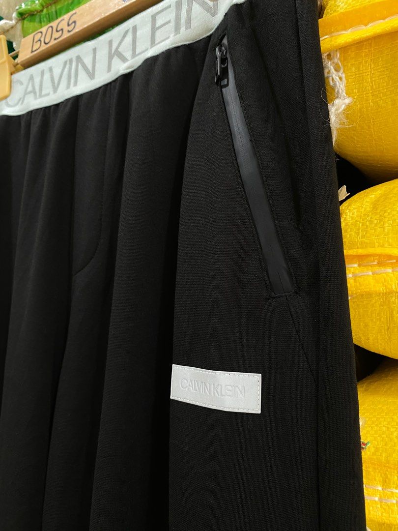 CALVIN KLEIN Baggy Jogger Pants (Category: Joggers) located in Baliuag. Submitted by thrift.king.ph (Listing ID 1429143079, Image 3). Description: CALVIN KLEIN Baggy Jogger Pants Excellent condition 💯 Minimal paint chip zipper see pic Width: 28-35 (M-L up to XL) Length: 39.