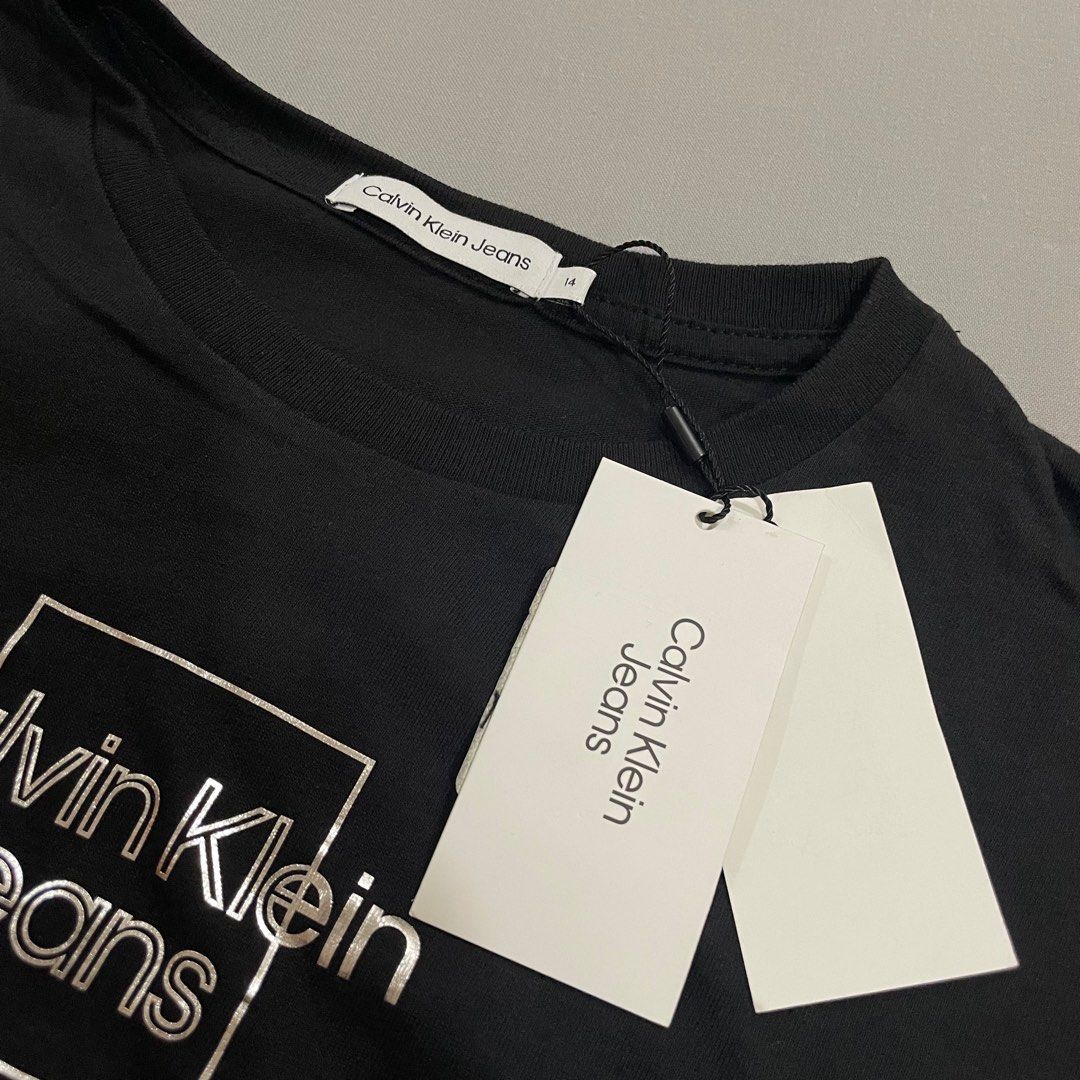 CALVIN KLEIN Black Metallic Boxy Tee (Category: Shirts) located in Manila. Submitted by ffranchesca (Listing ID 1429107498, Image 3). Description: Size: 14Y KIDS.