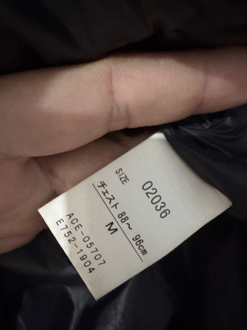Carhartt Puffer Jacket - Black - Size M (Category: Coats, Jackets and Outerwear) located in Manila. Submitted by mpac22222 (Listing ID 1429146013, Image 3). Description: Missing hood Condition: 9.5/10 Fit large.