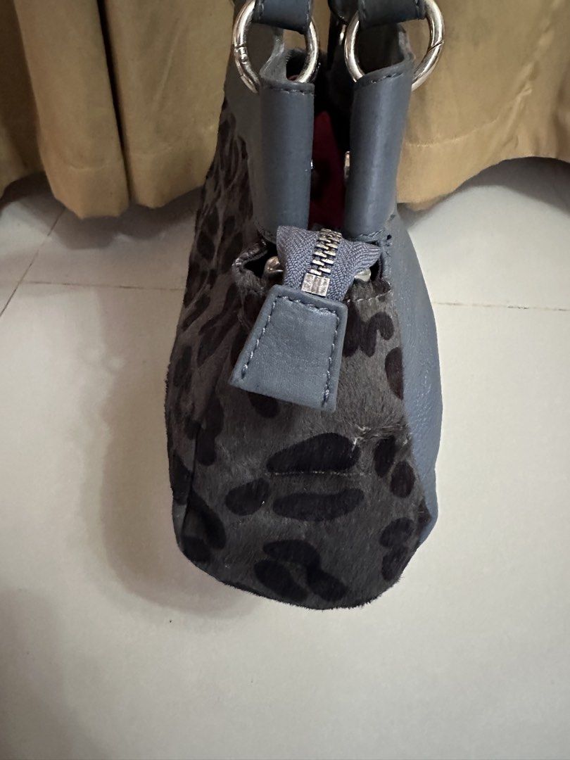 Vintage Chloe Leopard Print Hand Bag (Category: Luxury Bags & Wallets) located in Butuan. Submitted by wear.next (Listing ID 1428993496, Image 3). Description: No inclusion .