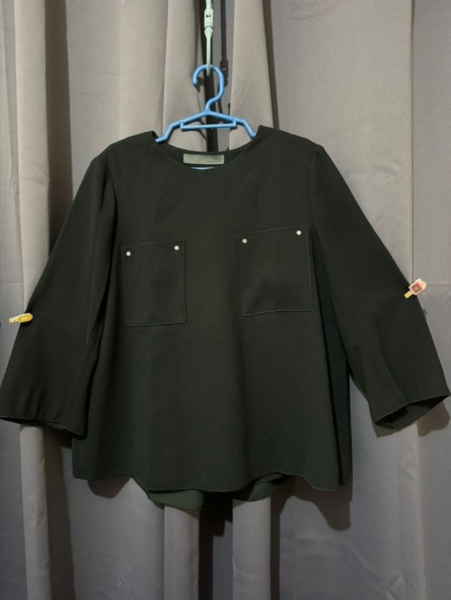 Deeco New York Collection Black Blouse (Category: Blouses) located in Iligan City. Submitted by kitkatdeclutters (Listing ID 1429119975, Image 1). Description: Formal Inner lining 2 front pocket Pleated-slit design (back) Zipper (left shoulder) Color: Black Dimensions: Sleeve – 17in, Width – 18.5in, Length – 23in Condition: 10/10 .