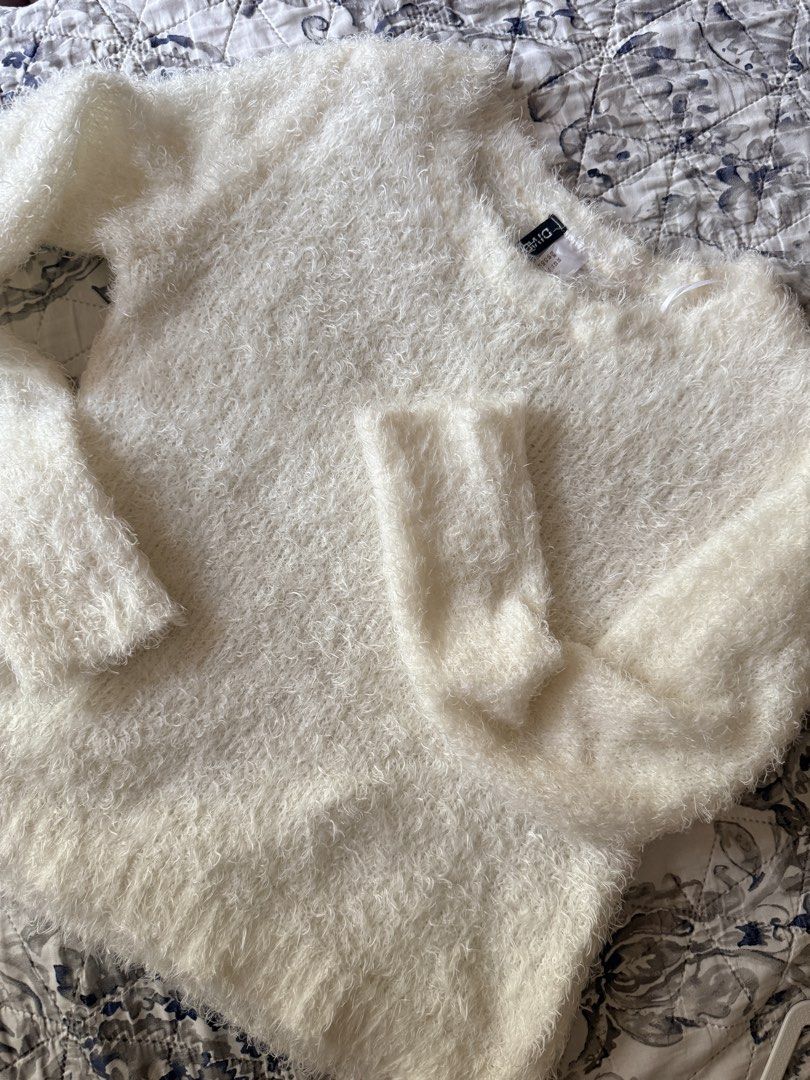 Divided Cream Fuzzy Sweater XS (Category: Coats, Jackets and Outerwear) located in Manila. Submitted by clutterfree.issa (Listing ID 1429025910, Image 2). Description: .