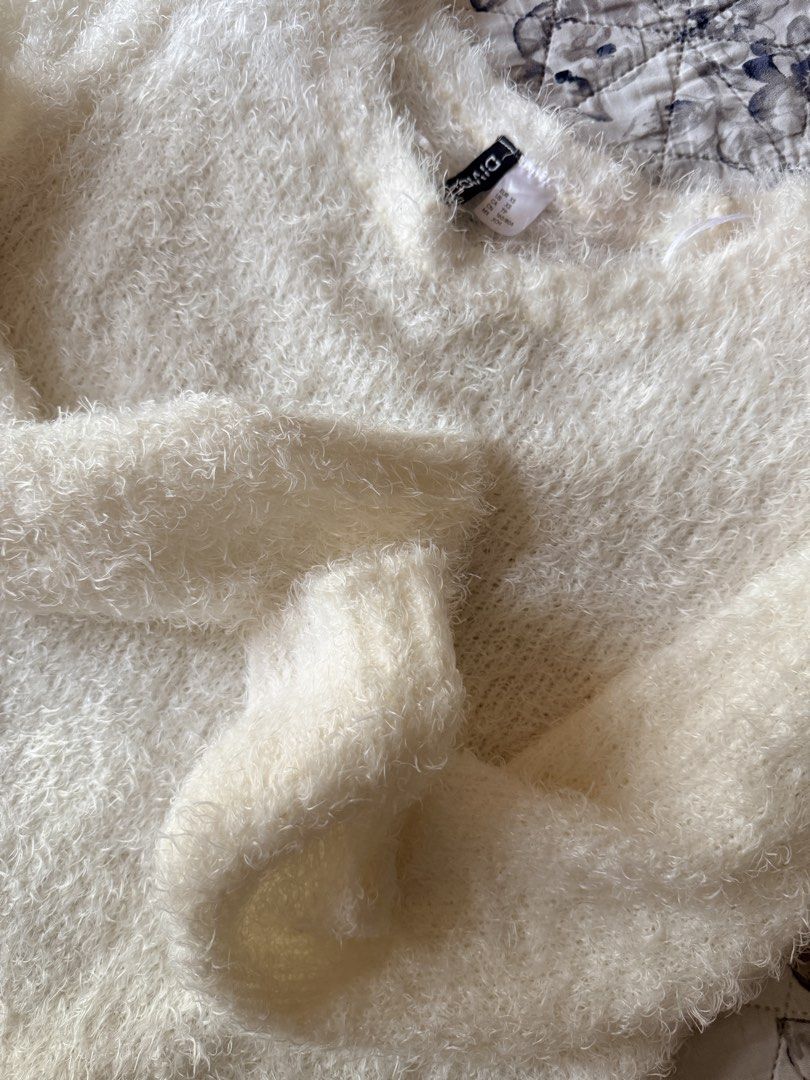 Divided Cream Fuzzy Sweater XS (Category: Coats, Jackets and Outerwear) located in Manila. Submitted by clutterfree.issa (Listing ID 1429025910, Image 1). Description: .
