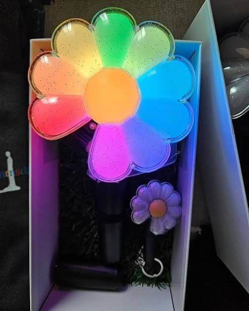 G-DRAGON Lightstick (Category: Western Merchandise) located in Quezon City. Submitted by justdump_a (Listing ID 1429141164, Image 2). Description: Used and bought in Ubermensch in Manila! Good as new..