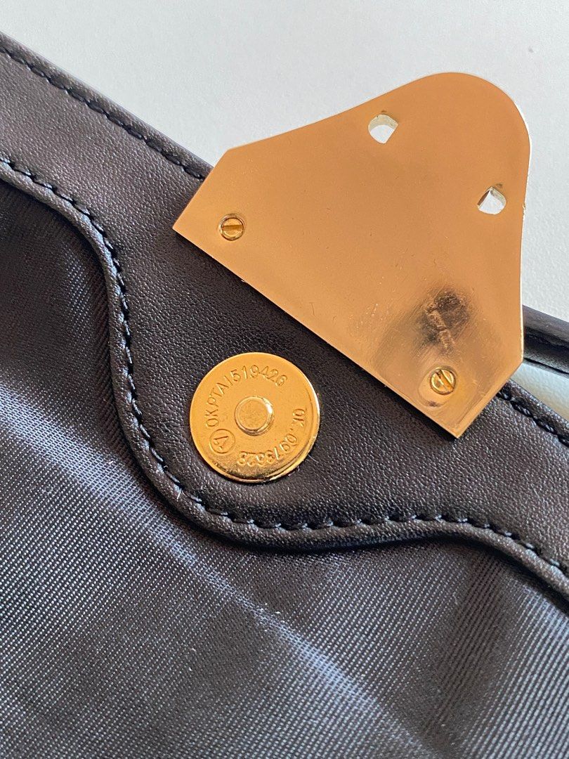 Giani Bernini Black Handbag (Category: Shoulder Bags) located in Davao. Submitted by editd (Listing ID 1429141572, Image 3). Description: Classic & vintage bag w/ gold hardware. Has a minor embossed mark on the outer front (see photo).