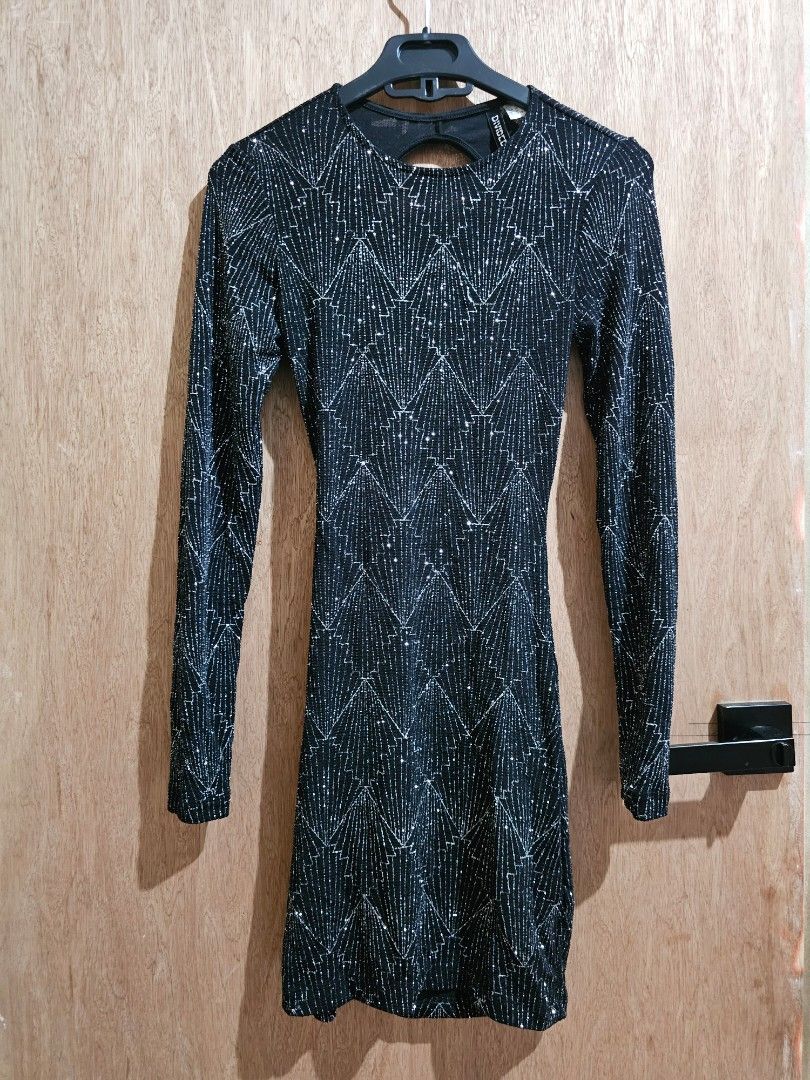 Glitter Black Long Sleeve Dress (Category: Dresses) located in Muntinlupa City. Submitted by shayuu_ (Listing ID 1429007457, Image 1). Description: Elegant black dress with long sleeves. Features a unique diamond pattern and a stylish open back design. Perfect for evening events or special occasions. The dress is made of a shimmering fabric that catches the light beautifully. It has a flattering silhouette that will enhance your figure..