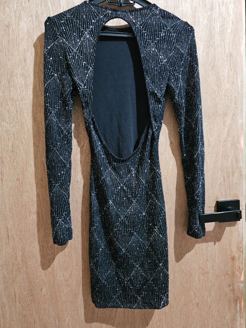 Glitter Black Long Sleeve Dress (Category: Dresses) located in Muntinlupa City. Submitted by shayuu_ (Listing ID 1429007457, Image 2). Description: Elegant black dress with long sleeves. Features a unique diamond pattern and a stylish open back design. Perfect for evening events or special occasions. The dress is made of a shimmering fabric that catches the light beautifully. It has a flattering silhouette that will enhance your figure..