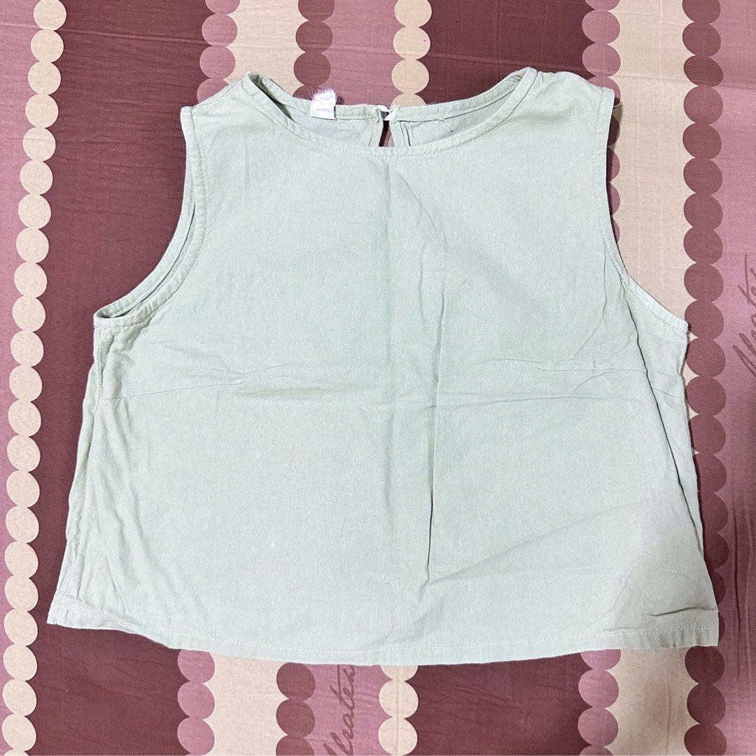 Green Sleeveless Top (Category: Sleeveless) located in Mandaluyong City. Submitted by sofiafd_ (Listing ID 1429056062, Image 1). Description: .