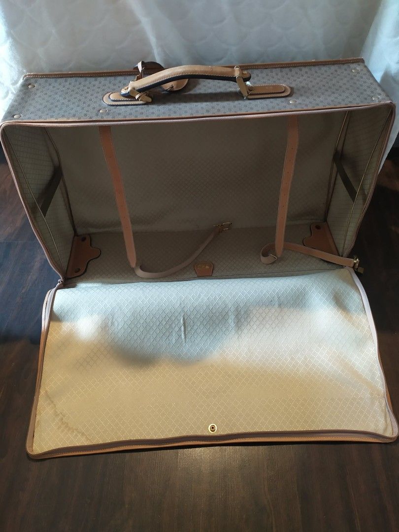 Original Gucci Suitcase with GG Pattern vintage (Category: Luxury Bags & Wallets) located in Makati City. Submitted by jacky222323 (Listing ID 1429036416, Image 3). Description: size Legth: 65 Width: 41 original gucci vintage luggage bought in japan with code .