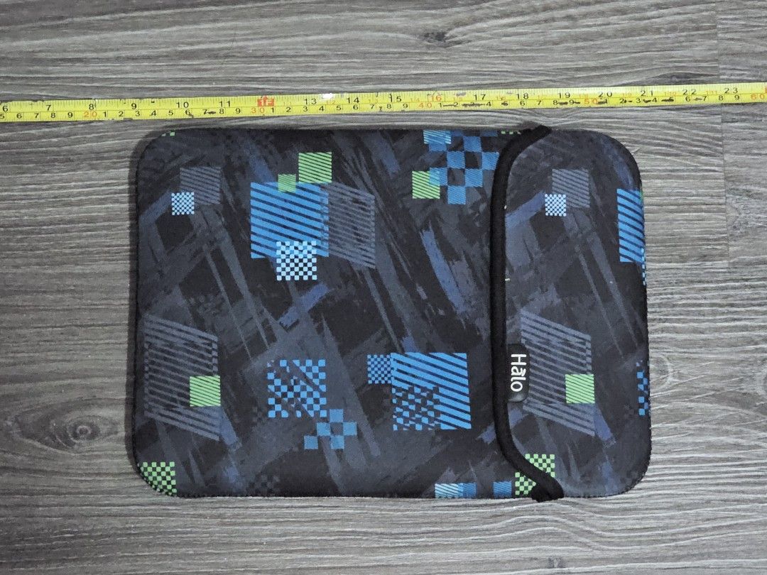 Halo Laptop Sleeve 12in (Category: Laptop Bags & Sleeves) located in Las Pinas. Submitted by specteretceps (Listing ID 1429063821, Image 1). Description: No issues.