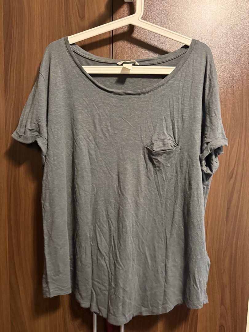 H&M basic tshirt (Category: Shirts) located in Singapore. Submitted by elle18 (Listing ID 1429049111, Image 1). Description: * Shoulder: 20” * Sleeve length: 6.2” * Arm length: 9” * Shirt length: 29.5” * Ptp: 25” do pm for more details .