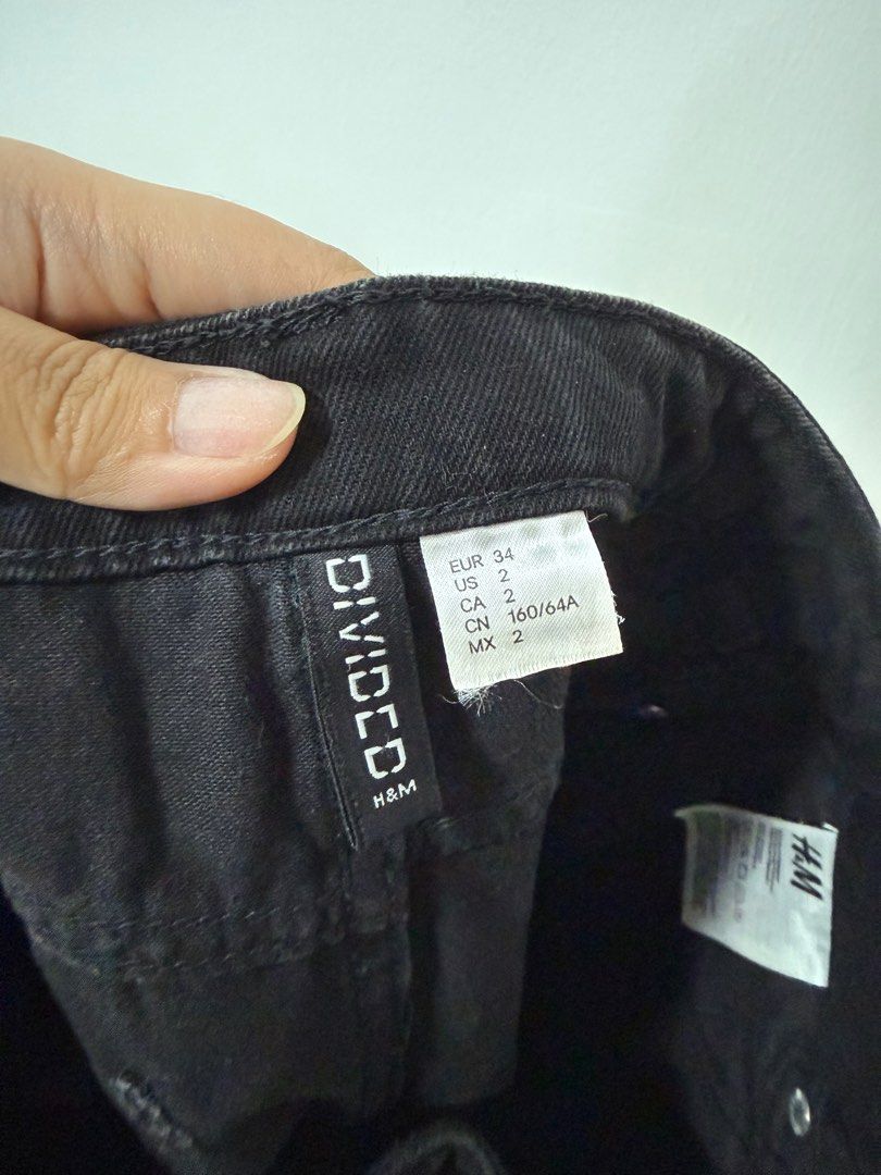 H&m black denim skirt (Category: Skirts) located in Santa Rosa. Submitted by a_a18 (Listing ID 1429161374, Image 2). Description: Length: 14.5 inches Waist: 28 inches.