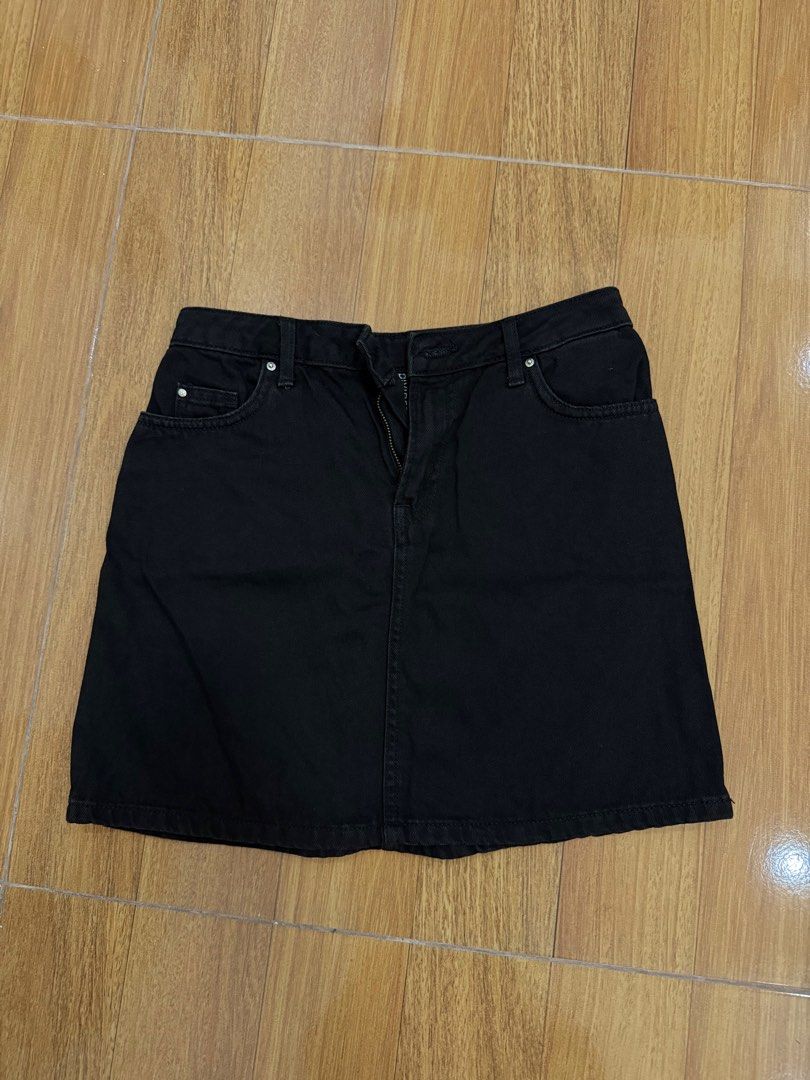 H&m black denim skirt (Category: Skirts) located in Santa Rosa. Submitted by a_a18 (Listing ID 1429161374, Image 1). Description: Length: 14.5 inches Waist: 28 inches.