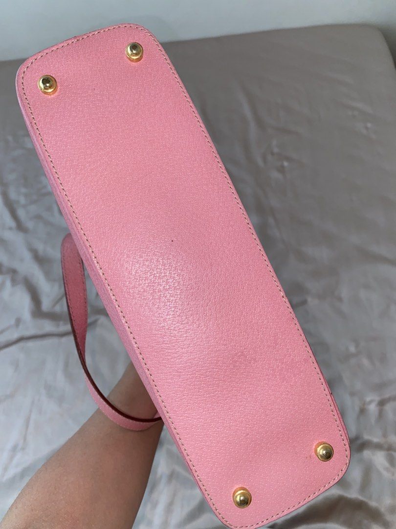 Kate Spade Leather Tote Bag In Medium (Category: Luxury Bags & Wallets) located in Manila. Submitted by herwears (Listing ID 1429132138, Image 3). Description: Good condition Gold hardware Original.