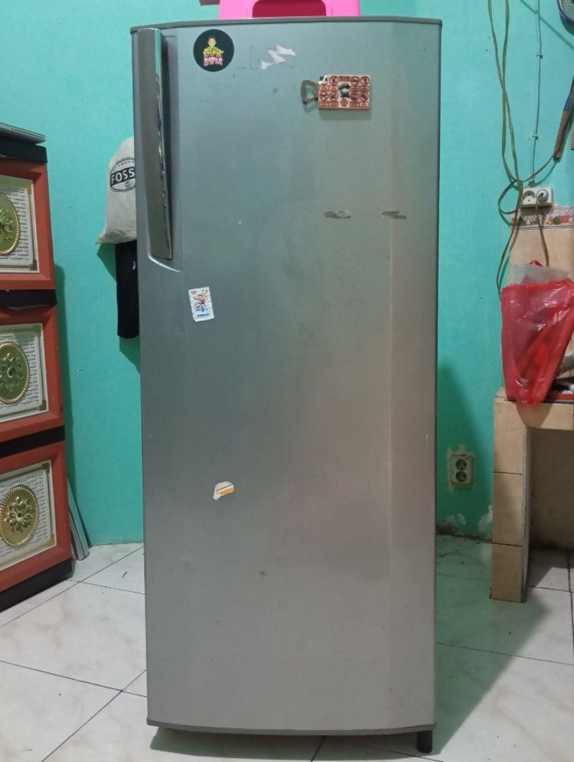 Kulkas Freezer 1 Pintu LG (Kategori: Kitchen & Appliances) berada di Bekasi. Dikirim oleh rilestari (ID iklan 1429024908, Gambar 1). Deskripsi: Freezer LG GN - V204RL Dijual karena sudah tidak berjualan lagi, dulu dipakai untuk membuat es batu. Masih berfungsi normal, dingin dan beku. Spesifikasi: *1 pintu, 6 rak, 1 box * Kapasitas kotor/bersih: 1701/1651 * Berat bersih: 42kg * Ukuran: 525(L) x 615(P) x 1290(T) mm * Model: GN - V204RL Lokasi: Kot