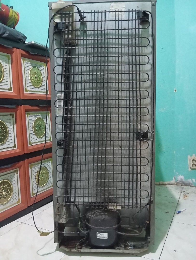 Kulkas Freezer 1 Pintu LG (Kategori: Kitchen & Appliances) berada di Bekasi. Dikirim oleh rilestari (ID iklan 1429024908, Gambar 3). Deskripsi: Freezer LG GN - V204RL Dijual karena sudah tidak berjualan lagi, dulu dipakai untuk membuat es batu. Masih berfungsi normal, dingin dan beku. Spesifikasi: *1 pintu, 6 rak, 1 box * Kapasitas kotor/bersih: 1701/1651 * Berat bersih: 42kg * Ukuran: 525(L) x 615(P) x 1290(T) mm * Model: GN - V204RL Lokasi: Kot