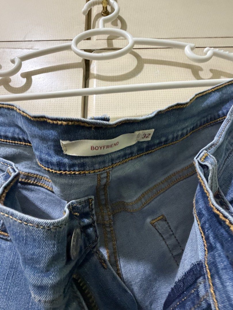 Levi's Boyfriend Jeans Size 32 (Category: Jeans) located in San Juan City. Submitted by eiaprelovedsj (Listing ID 1429055417, Image 2). Description: Authentic Levi's boyfriend jeans in a light blue wash. Features a classic five-pocket design with the Levi's logo patch on the back. The jeans have a straight leg cut. Size 32. Perfect for everyday wear..