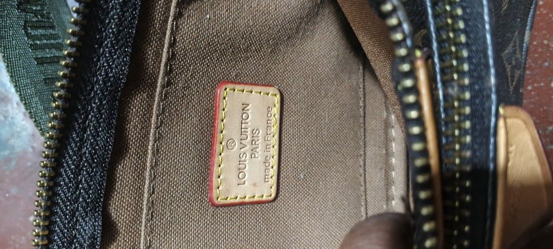 Louis Vuitton Multi Pochette Accessoires (Category: Luxury Bags & Wallets) located in Manila. Submitted by thriftnijuls (Listing ID 1429023978, Image 2). Description: Louis Vuitton Multi Pochette Accessoires. Features the iconic monogram canvas. Includes a detachable round coin purse and adjustable shoulder strap. The interior tag reads "LOUIS VUITTON PARIS MADE IN FRANCE". The zipper has the LV logo. Serial number is visible. A stylish and versa
