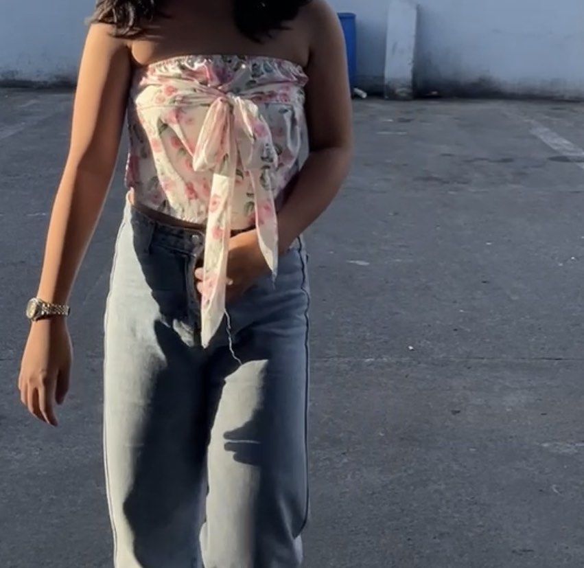 Lovito Floral Tube Top (Category: Others Tops) located in Manila. Submitted by keyyher (Listing ID 1429151819, Image 1). Description: L on tag but can fit med .