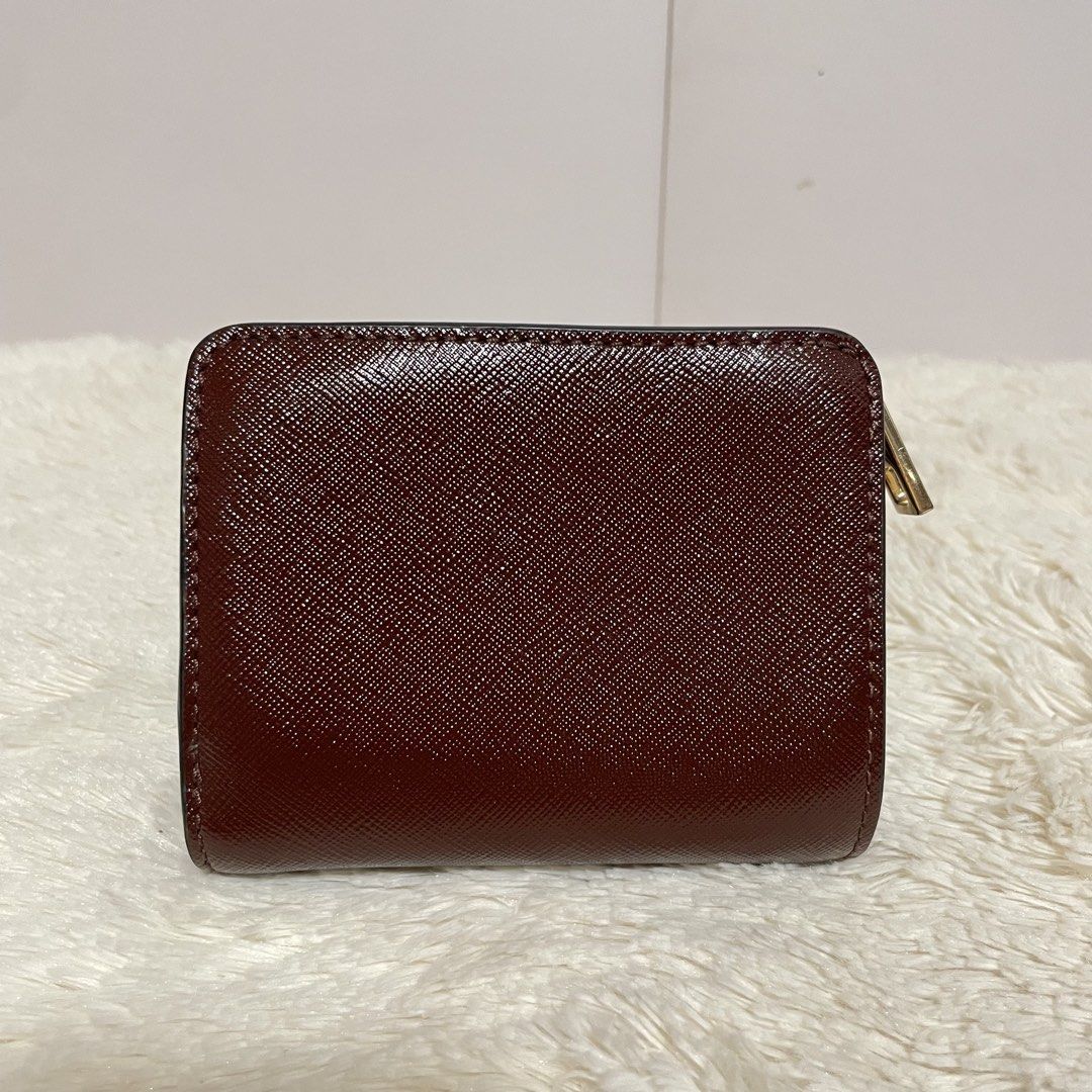 Marc Jacobs Snapshot Bifold Wallet (Category: Luxury Bags & Wallets) located in San Fernando. Submitted by digixtwintales (Listing ID 1429070694, Image 2). Description: 💌 tarnish hardware, minimal issue on rubber lining 💌 fixed price 💌 NO RETURN/REFUND 💌 8/10 MOP: Gcash/GoTyme MOD: Tiktok checkout.