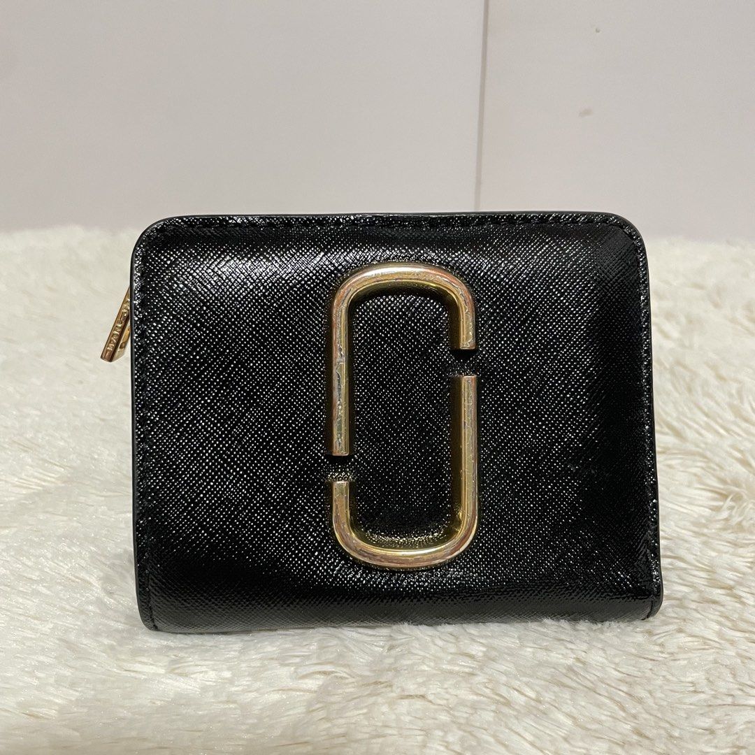 Marc Jacobs Snapshot Bifold Wallet (Category: Luxury Bags & Wallets) located in San Fernando. Submitted by digixtwintales (Listing ID 1429070694, Image 1). Description: 💌 tarnish hardware, minimal issue on rubber lining 💌 fixed price 💌 NO RETURN/REFUND 💌 8/10 MOP: Gcash/GoTyme MOD: Tiktok checkout.