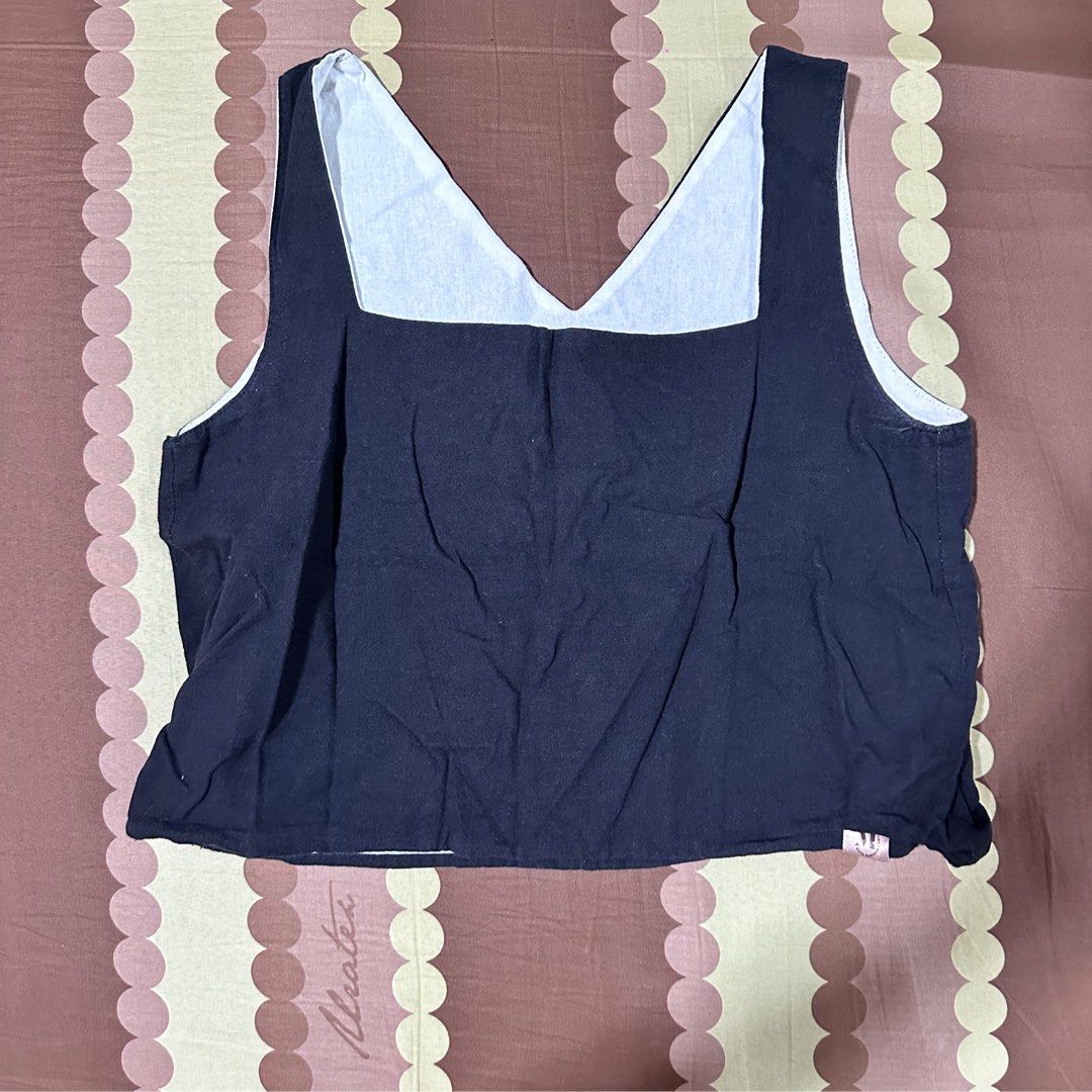 Black and white reversible Top (Category: Sleeveless) located in Mandaluyong City. Submitted by sofiafd_ (Listing ID 1429055952, Image 1). Description: .