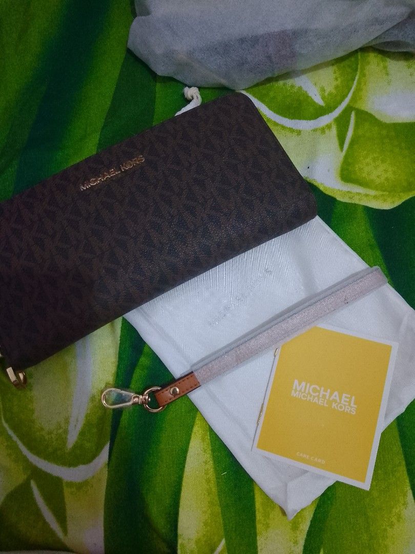 New Michael Kors zip around bi fold wallet (Category: Luxury Bags & Wallets) located in Cainta. Submitted by bermy99 (Listing ID 1429163655, Image 3). Description: Brand new long wallet, zip around with many credit card holder , with dust pouch , with wristlet.