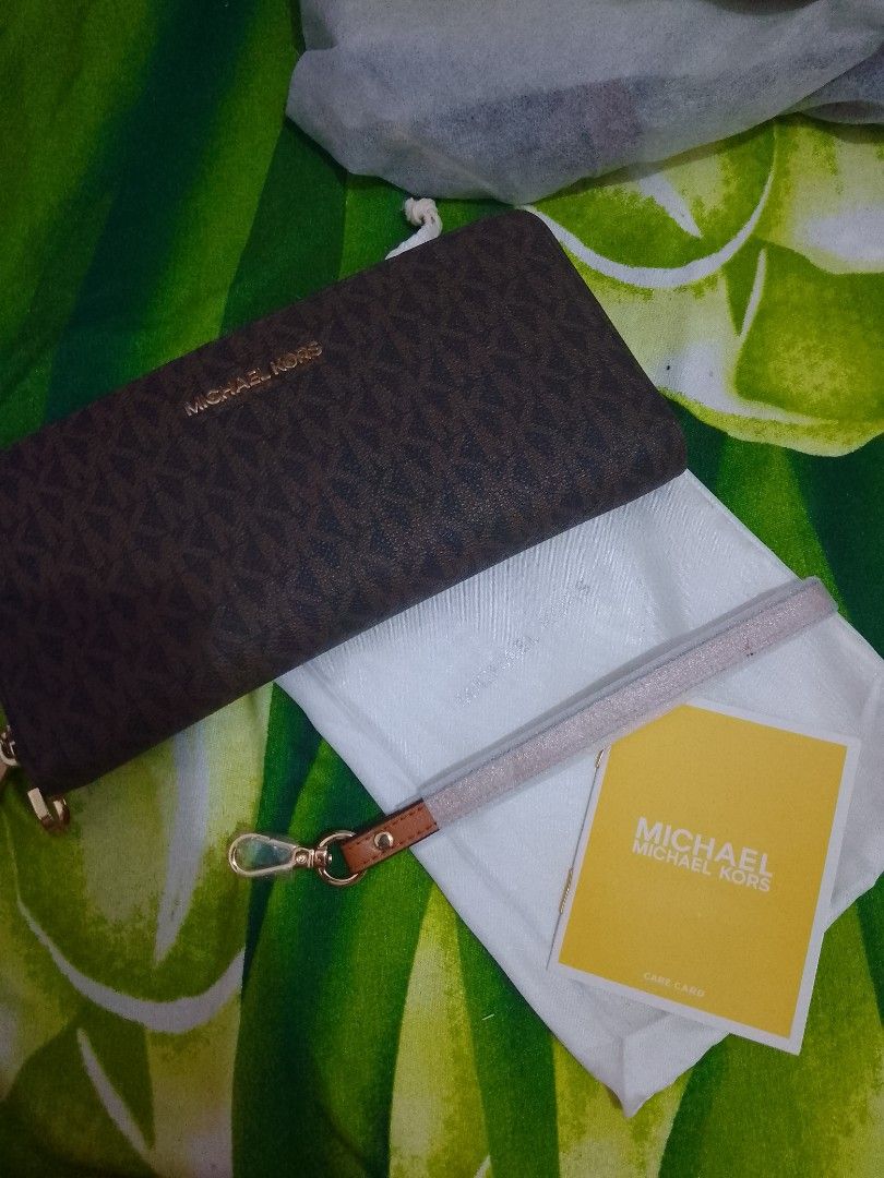 New Michael Kors zip around bi fold wallet (Category: Luxury Bags & Wallets) located in Cainta. Submitted by bermy99 (Listing ID 1429163655, Image 2). Description: Brand new long wallet, zip around with many credit card holder , with dust pouch , with wristlet.