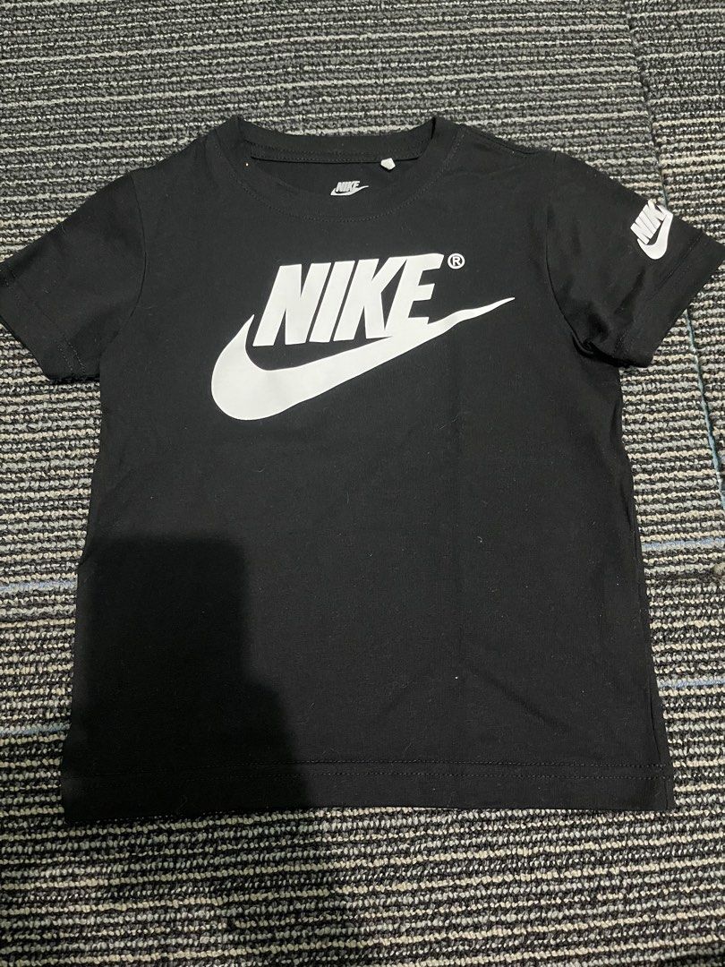 Nike Black T-shirt - Size S (Category: Tshirts & Polo Shirts ) located in Mandaluyong City. Submitted by buchoyShop (Listing ID 1429010863, Image 1). Description: Black Nike t-shirt for kids. Features the Nike logo on the front and a smaller logo on the sleeve. The size is S, suitable for 4-5 years old, and 104-110 cm. Made in Vietnam. Fabric composition is 60% cotton and 40% polyester..