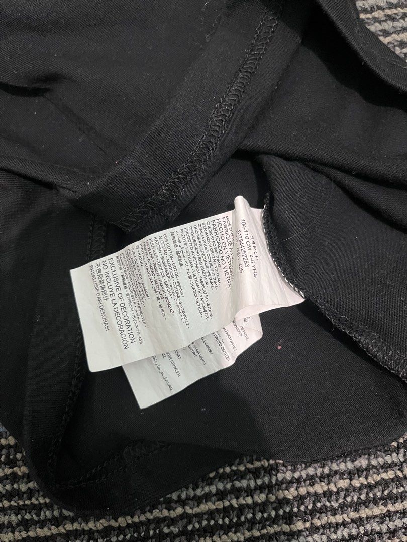 Nike Black T-shirt - Size S (Category: Tshirts & Polo Shirts ) located in Mandaluyong City. Submitted by buchoyShop (Listing ID 1429010863, Image 3). Description: Black Nike t-shirt for kids. Features the Nike logo on the front and a smaller logo on the sleeve. The size is S, suitable for 4-5 years old, and 104-110 cm. Made in Vietnam. Fabric composition is 60% cotton and 40% polyester..