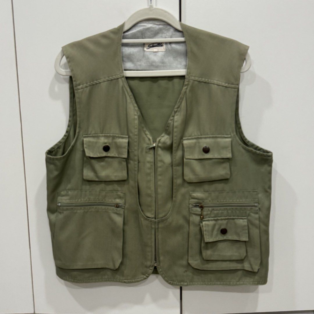 Olive Green Multi-Pocket Vest (Category: Vests) located in Pasig City. Submitted by vovothefool (Listing ID 1429081626, Image 1). Description: shoulder ” 15 length “ 21.5 .