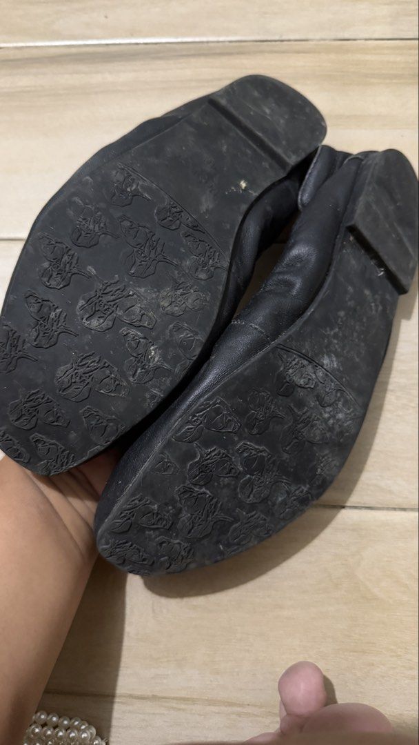 Pab Der Donna Black Flats (Category: Flats & Sandals) located in Navotas City. Submitted by simplifylife01 (Listing ID 1428992499, Image 2). Description: Original pabder I can send video if you want Slightly used .