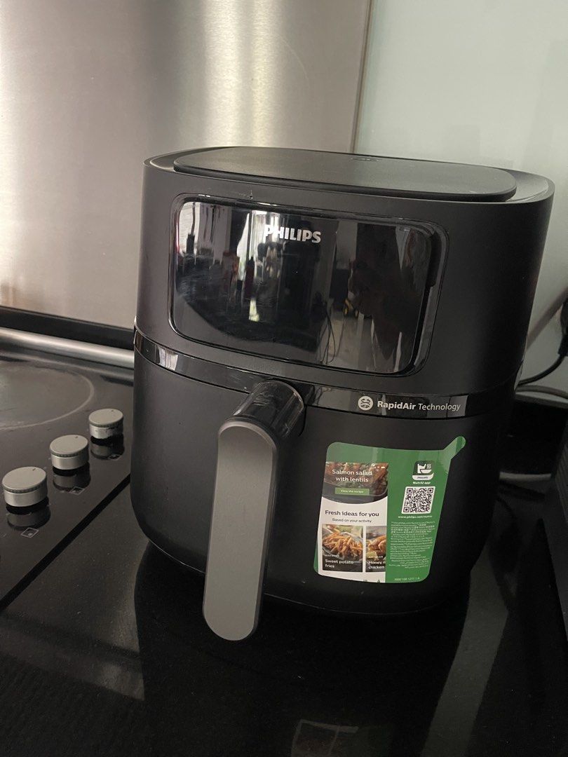 Philips Airfryer (Category: Cookware & Accessories) located in Singapore. Submitted by anty_grace (Listing ID 1429001297, Image 2). Description: Like New Good condition Clean and working perfect Muslim owner Use about 3-5 time Selling coz relocation .