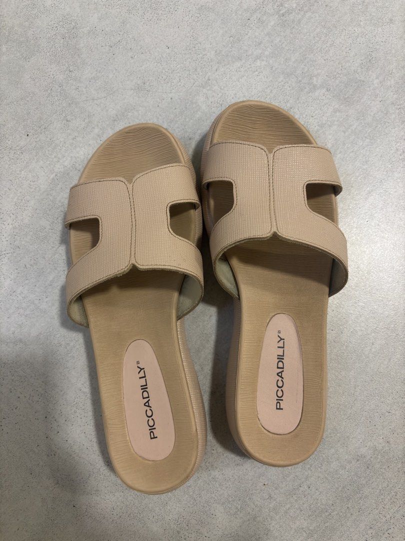 Piccadilly Patrice Platform Sandals (Category: Flats & Sandals) located in Manila. Submitted by nicoleaaa (Listing ID 1429076174, Image 1). Description: - Piccadilly Patrice Platform Sandals - Size: EU 37 (US 6) - Color: Rose - Condition: Good - Features: Platform design - Versatile and stylish Used only for one weekend. Bought for P2,499 last March.