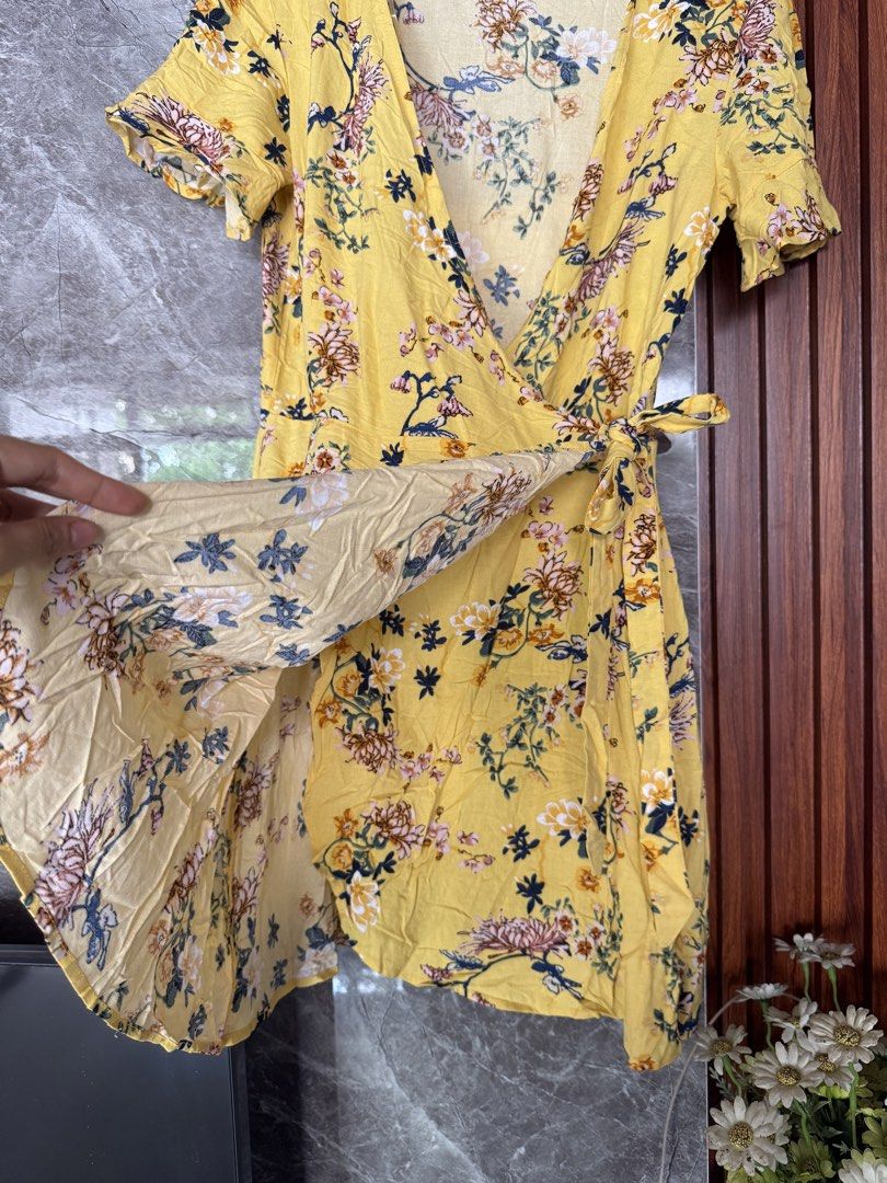 Pull&Bear Floral Wrap Dress (Category: Dresses) located in Marikina City. Submitted by declutter_keni24 (Listing ID 1429053453, Image 2). Description: - Pull&Bear Floral Wrap Dress - Size: L on tag but fit S - Features a beautiful yellow floral print - Stylish wrap design - Perfect for a chic and effortless look.