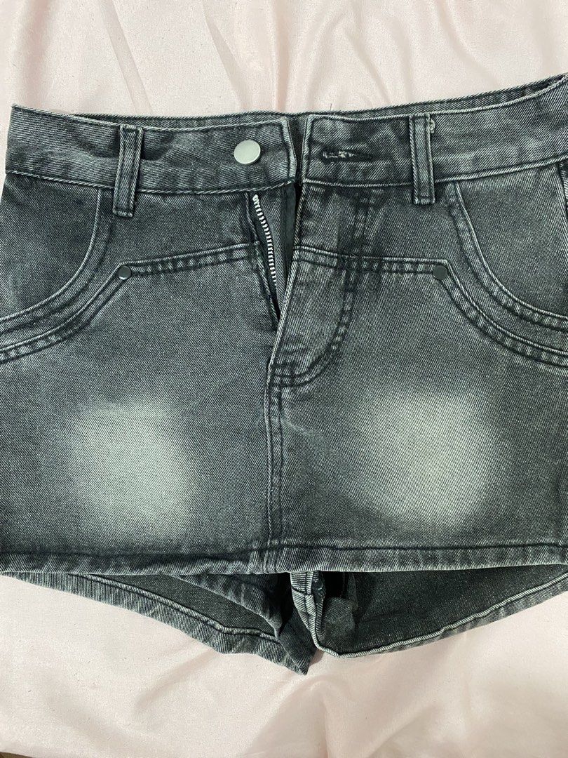 retro black denim skort (short / skirt) (Category: Shorts) located in Cavite. Submitted by zeirin (Listing ID 1429110524, Image 1). Description: bought on tiktok shop worn once waist: 23-25 might be tight if you have wider hips.