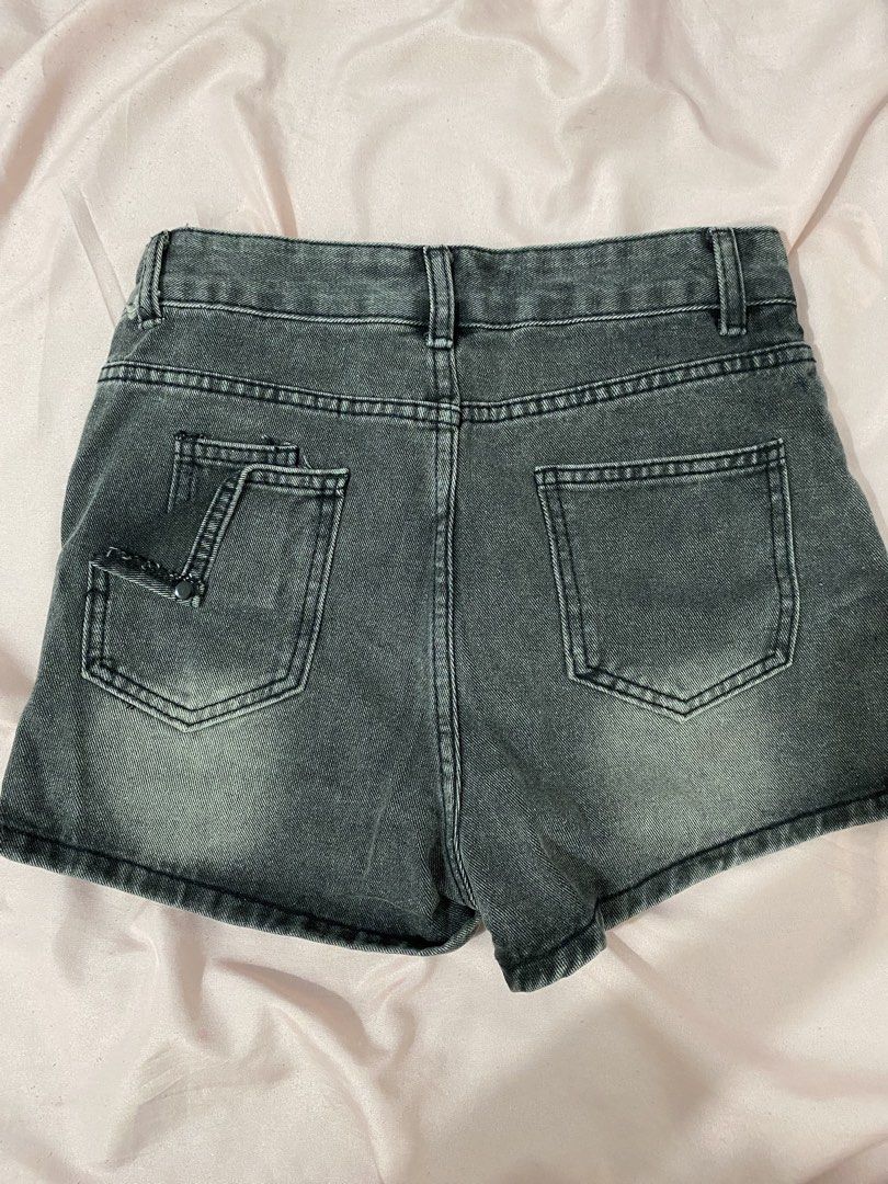 retro black denim skort (short / skirt) (Category: Shorts) located in Cavite. Submitted by zeirin (Listing ID 1429110524, Image 2). Description: bought on tiktok shop worn once waist: 23-25 might be tight if you have wider hips.