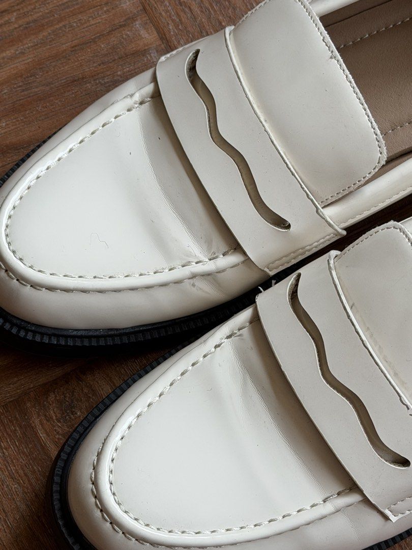 Rock & Rose White Loafers (Category: Loafers) located in Mandaluyong City. Submitted by cartmaxxing (Listing ID 1429001378, Image 3). Description: Rock&Rose loafers Used twice Size 40 .
