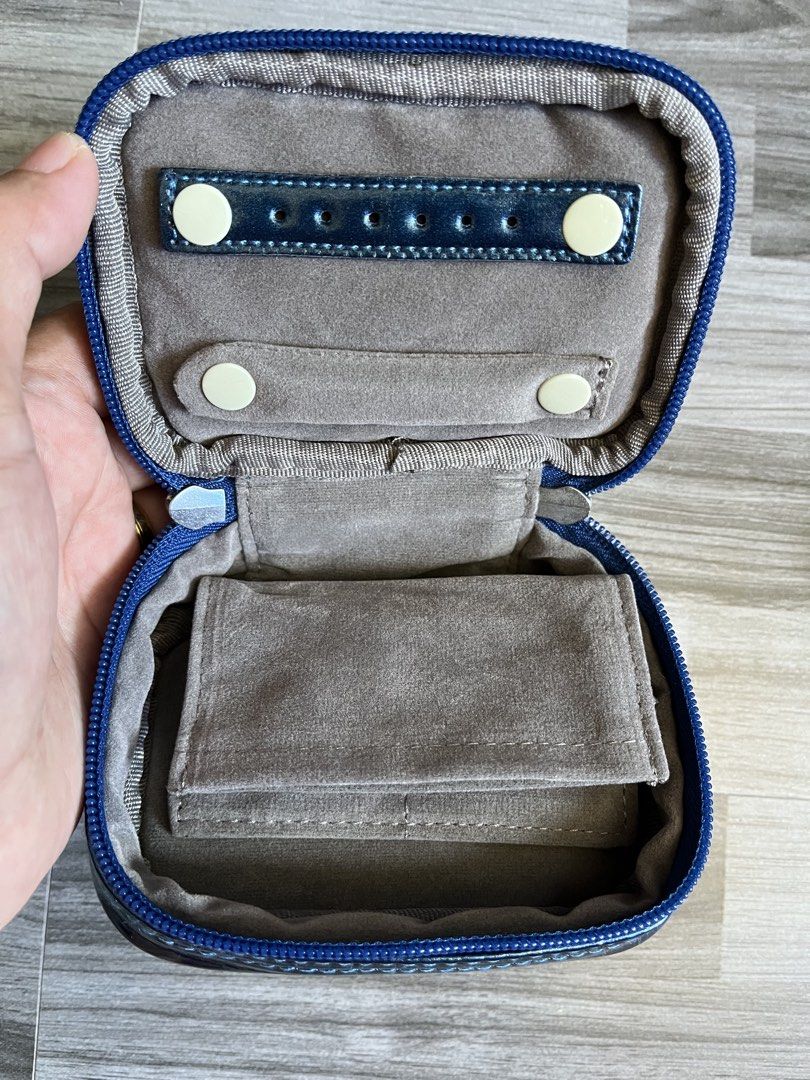 S925 Collection Bijouterie Jewelry Case (Category: Accessory Holder, Box & Organizers) located in Antipolo. Submitted by marcoandpaolomerchandise (Listing ID 1429091300, Image 2). Description: Jewelry case from S925 Collection Bijouterie is perfect for storing your precious accessories. It features a blue exterior with a zipper closure and a soft, gray interior. The case includes compartments for rings, earrings, and other small jewelry items. It
