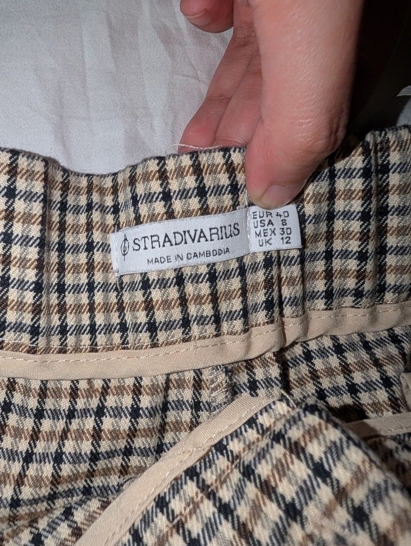 Stradivarius Plaid Trousers (Brown/Beige/Black) (Category: Other Bottoms) located in Pasig City. Submitted by soph.declutters (Listing ID 1429086579, Image 2). Description: barely used! very pretty pattern and soft fabric~ ❤️ rfs: doesn't fit :( .