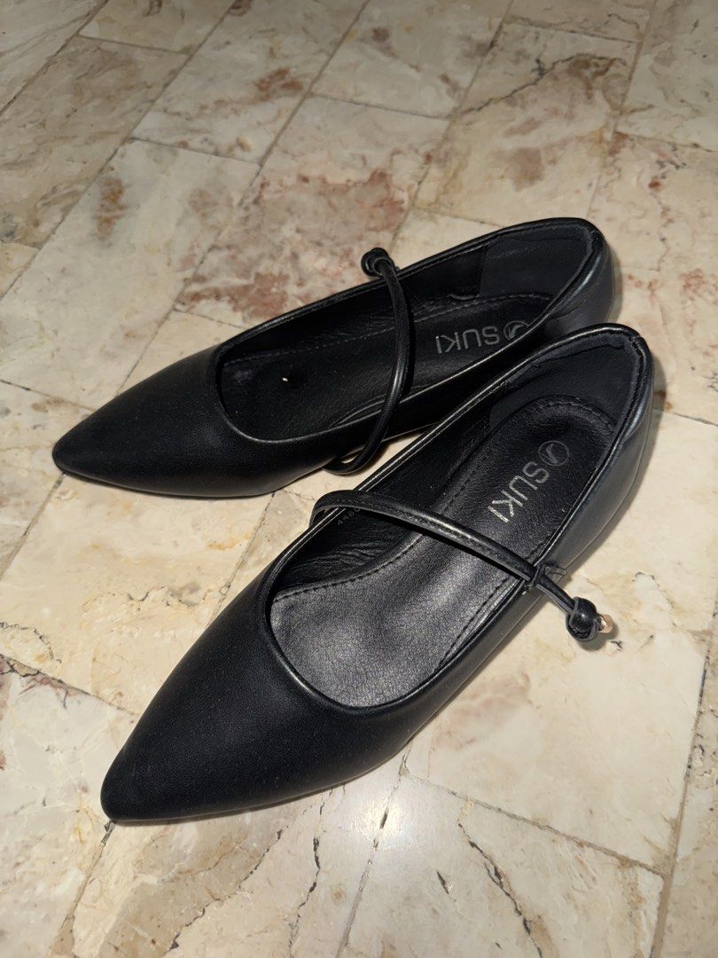 SUKI Black Pointed Heels (Category: Heels) located in Makati City. Submitted by xoxonisse (Listing ID 1429164980, Image 3). Description: Worn only once for like 5 hours only, good as new. Bought it for P1399 selling for ₱900 ~ still negotiable. RFS: Does not fit the owner .