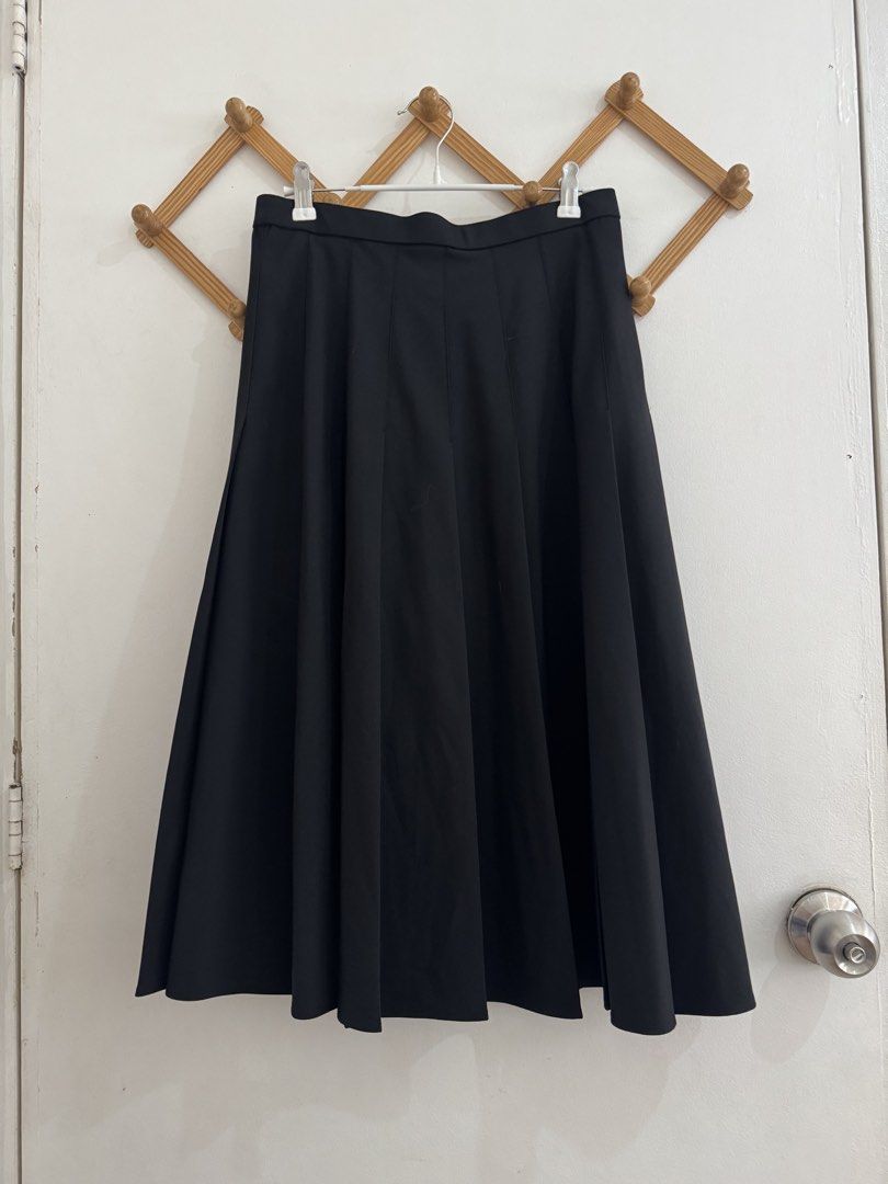 Uniqlo Black Midi Skirt (Category: Skirts) located in Makati City. Submitted by the.archives (Listing ID 1429050010, Image 1). Description: .