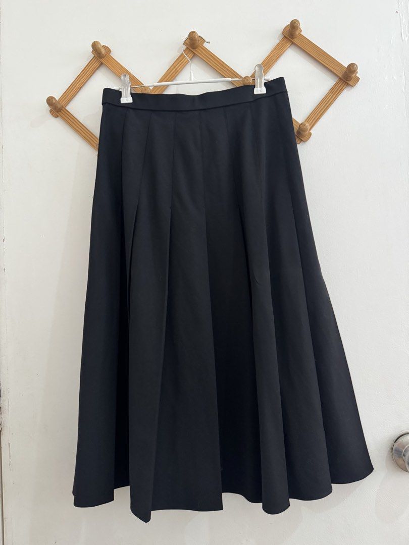 Uniqlo Black Midi Skirt (Category: Skirts) located in Makati City. Submitted by the.archives (Listing ID 1429050010, Image 2). Description: .